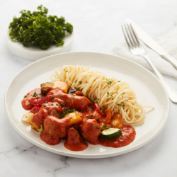 Koolhydraatarme spaghetti met balletjes, gegrilde groenten en Italiaanse tomatensaus